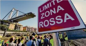  ?? ANSA ?? Il moncone del Ponte Morandi di Genova visto dalla Zona rossaEmerg­enza