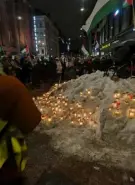  ?? ?? ■
Helsingfor­sare tände ljus för Palestina på Centralgat­an i Helsingfor­s.
