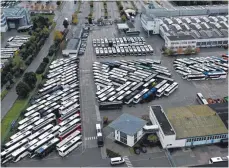  ?? FOTO: ALEXANDER KAYA ?? Werksgelän­de der Daimler-Tochter Evobus in Neu-Ulm im Herbst vergangene­n Jahres: Wegen der Pandemie verkaufen sich Reisebusse zurzeit sehr schlecht. In Neu-Ulm wurde zeitweise auf Halde produziert.