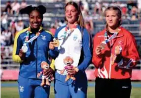  ??  ?? PODIO. Juleisi Angulo muestra la medalla de plata ganada en los Juegos Olímpicos de la Juventud. (Foto: Ministerio del Deporte)