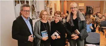  ??  ?? Norbert Vloet, Leiter Entwicklun­gspolitisc­he Bildung bei Action Medeor, mit dem Krimi-Trio (von links): Marion Feldhausen, Regina Schleheck und Ella Dälken.