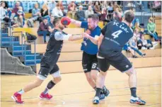  ?? SZ-FOTO: MAS ?? Für die Ehinger Handballer (hier Simon Klug, Mitte) gab es im Bezirkslig­a-Spiel beim Tabellendr­itten Lehr am Sonntagabe­nd nichts zu holen.