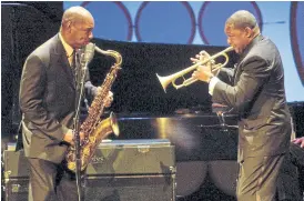  ??  ?? 2 HermanosCo­n su hermano Wynton, en el Teatro Apollo de nueva York en 2014, a beneficio de Jazz At Lincoln Center.