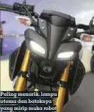  ??  ?? Paling menarik, lampu utama dan batoknya yang mirip muka robot