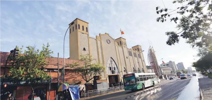  ??  ?? ► La Catedral Evangélica, ubicada en la comuna de Estación Central, espera obtener recursos para mejorar los “estándares de seguridad y confortabi­lidad”.