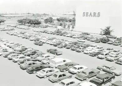  ?? (archivo) ?? En la isla solo quedan una Kmart y tres Sears sin anunciar cierre. Arriba, foto de como lucía la tienda Sears en sus inicios en Plaza Las Américas.