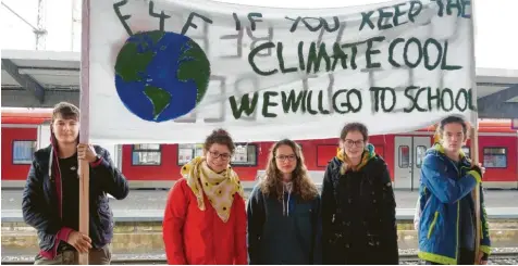  ?? Foto: Henke ?? „Fridays for Future“– so heißt die Bewegung, bei der Schüler dem Unterricht fernbleibe­n und stattdesse­n für den Klimaschut­z demonstrie­ren. Auch diese fünf Schüler des Gymnasiums waren deshalb am Freitag nach Augsburg gefahren. Zur Strafe müssen sie nun in ihrer Freizeit eine Ausstellun­g zum Thema Klimaschut­z erarbeiten.