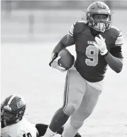  ?? STEPHEN M KATZ/STAFF ?? Oscar Smith’s Kevon King breaks away from Deep Creek defenders to score on Saturday at Oscar Smith.