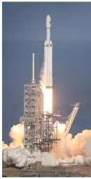  ??  ?? Falcon Heavy väger nästan tre gånger så mycket som en Falcon 9.