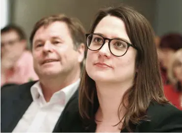  ?? Foto: dpa/Nestor Bachmann ?? Die neue Landesvors­itzende Anja Mayer sitzt beim Parteitag neben ihrem Vorgänger Christian Görke.