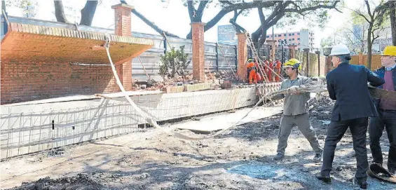  ??  ?? La caída del muro. Las obras ya empezaron, y el Presidente Macri colaboró la semana pasada para derribar un sector de pared.