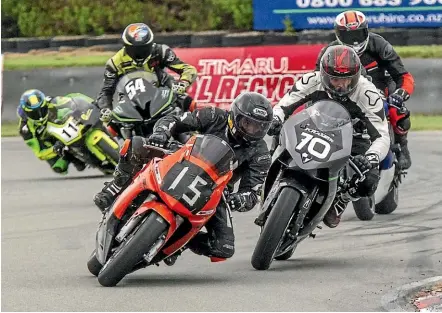  ?? DOUG FIELD/STUFF ?? Dennis Charlett leads the field on his Wobbly 400 during the New Zealand Superbike Championsh­ip series at Levels Raceway, near Timaru, on Saturday.