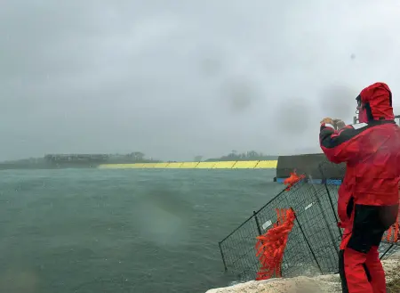  ?? (Foto Vision/Sabadin) ?? Paratoie Il Mose alzato a Malamocco nella mattinata di ieri per evitare l’alta marea in laguna causata dalla bora