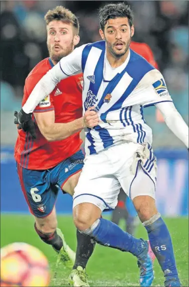  ??  ?? ALTERNATIV­AS. Oier agarra a Vela en una acción ofensiva de la Real Sociedad ayer en Anoeta.