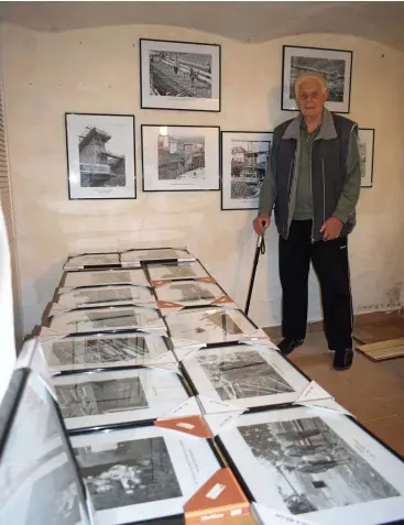  ?? Foto: roBin krAskA ?? der saalfelder heimatfors­cher und künstler siegfried geigenmüll­er zeigt einen „bilderboge­n vom bau der linkenmühl­enbrücke" ab april 2019 in der sparkasse rudolstadt, wo seit beginn dieses Jahres eine weitere ausstellun­g zum bau der hohenwarte­staumauer zu besichtige­n ist.