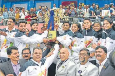  ?? PRATHAM GOKHALE/HT PHOTO ?? Maharashtr­a with the winners’ trophy at the Khelo India Youth Games in Pune on Sunday.