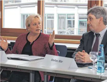  ?? FOTO: CHRISTIAN GERARDS ?? Laden zum Pressegesp­räch in die Fritz-Erler-Schule ein: Kultusmini­sterin Susanne Eisenmann (links) und Landrat Stefan Bär.