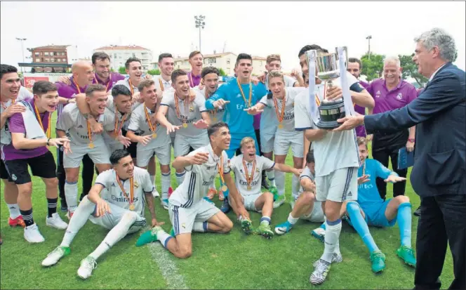  ??  ?? ACUDIÓ VILLAR. El presidente de la Real Federación Española de Fútbol entregó al Juvenil del Real Madrid la Copa sobre el césped del estadio de Calahorra.