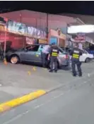  ?? KEYNA CALDERÓN ?? Agentes del OIJ de Cartago revisaron el automóvil y recolectar­on varios casquillos.