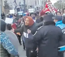  ?? ?? Violencia. Ayer, en marcha de alumnos y docentes en Puente La Noria.