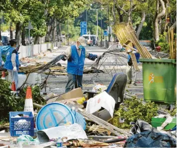  ?? Foto: kyodo, dpa ?? Beim Aufruhr in Hongkong ist kein Ende in Sicht. Helfer räumen Barrikaden­reste von den Straßen.