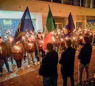  ??  ?? Ideologie A destra il cerimonial­e di CasaPound in largo Pigarelli; sopra il presidio anarchico e la polizia (Rensi)