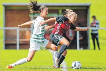  ?? FOTO: VOLKER STROHMAIER ?? Der SV Alberweile­r (links Tamara Würstle) hat in der Frauenfußb­all-Regionalli­ga Süd gegen den 1. FC Nürnberg den dritten Sieg im dritten Saisonspie­l gelandet.