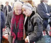  ??  ?? Trattativa e generali La vecchia guardia
L’ex comunista Emanuele Macaluso, 95 anni, abbraccia Emma Bonino, storica leader radicale. “Era un amico, un vero amico” dice Macaluso