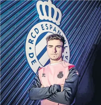  ?? ADRIAN QUIROGA / SHOOTING ?? Adrià Pedrosa junto a un escudo del Espanyol en la Ciutat Esportiva Dani Jarque