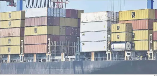  ?? M. H. ?? Barco de contenedor­es en el Puerto Málaga