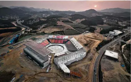  ?? Fotos Ed Jones/AFP ?? Vista aérea do Estádio Olímpico de PyeongChan­g, que receberá as cerimônias de abertura e encerramen­to da Olimpíada