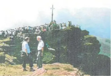  ?? Foto: Archivo ?? La cruz de Legate que levantaron los padres capuchinos de Lekaroz.