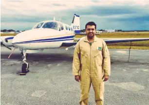  ??  ?? Fakhr-e-Alam in front of his plane. He will take off for a world flight from Florida on October 6.