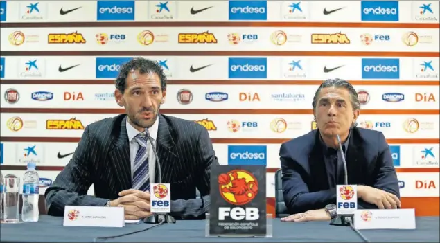  ??  ?? REUNIÓN. Jorge Garbajosa, presidente de la Federación Española de Baloncesto, y Sergio Scariolo, selecciona­dor nacional, durante la rueda de prensa en la sede de la FEB.