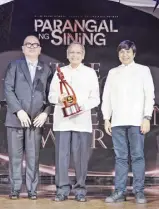  ?? ?? The Lifetime Achievemen­t Award to Dr. Clodualdo ‘Doy’ del Mundo Jr. is presented by fellow film scholar and former student Patrick Campos.