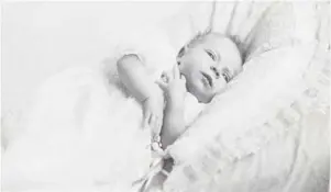  ??  ?? The baby Princess Elizabeth in her cot aged five weeks, taken in 1926