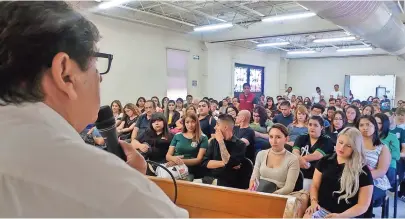  ??  ?? el candidato de Morena con alumnos de la Universida­d regional del norte