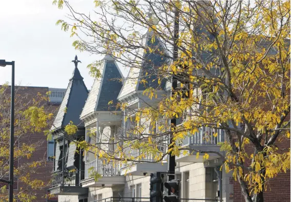  ?? ANNIK MH DE CARUFEL LE DEVOIR ?? Acquérir un toit, un rêve presqu’impossible à la ville comme à la campagne pour une génération impuissant­e qui regarde les prix flamber.