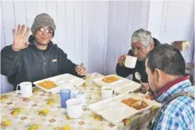  ??  ?? EL ALMUERZO diario de decenas de personas se obtiene gracias a las donaciones de la comunidad, cada vez más necesarias. También se requiere ropa de verano.