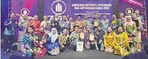  ?? ?? TAHNIAH: Juanda merakamkan kenangan bersama pemenang AIGA 2023 dari agensi kerajaan Sarawak pada AIGA 2023 di Perbadanan Putrajaya, kelmarin.