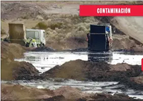  ??  ?? Camiones transporta­dores de desechos fueron captados vertiendo su contenido sin ningún tipo de cuidado y de manera irregular.