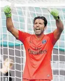  ??  ?? A los 40. Buffon debutó en PSG.