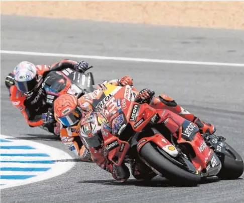  ?? // AFP ?? Marc Márquez, por delante de Aleix Espargaró, persigue a Miller