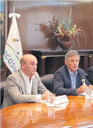  ??  ?? El ministro Francisco Cabrera anunció ayer el megadecret­o de Macri