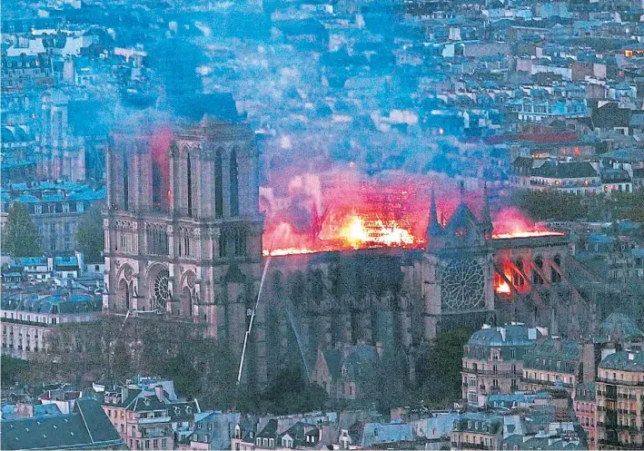  ?? AFP ?? Primeras imágenes. El fuego comenzó en el atardecer de París. Primero se vio una columna de humo y luego las inmensas llamas que consumiero­n gran parte de la catedral gótica.