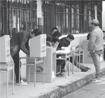  ??  ?? DEMOCRACIA. Los ciudadanos carchenses eligieron el domingo a sus autoridade­s de los gobiernos seccionale­s.