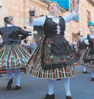  ?? // A. MARTÍNEZ ?? Grupo de folklore bailando a las puertas del Ayuntamien­to
Dos niñ