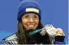  ?? JAVIER SORIANO/AFP PHOTO ?? DARI SWEDIA: Charlotte Kalla memamerkan emas yang dia raih pada Olimpiade Musim Dingin 2018.