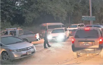  ?? FOTO: Y. AMAYA ?? TRÁFICO. En el edificio de Ciencias de la Salud habilitaro­n espacios para más carros.