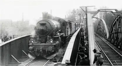  ?? Bild: SVERIGES JÄRNVÄGSMU­SEUM KDAE09257 ?? PARALLELLA SPÅR. Ett ångtåg på väg in mot Halmstad Norra 1928, året då den nya järnvägsbr­on kom på plats.